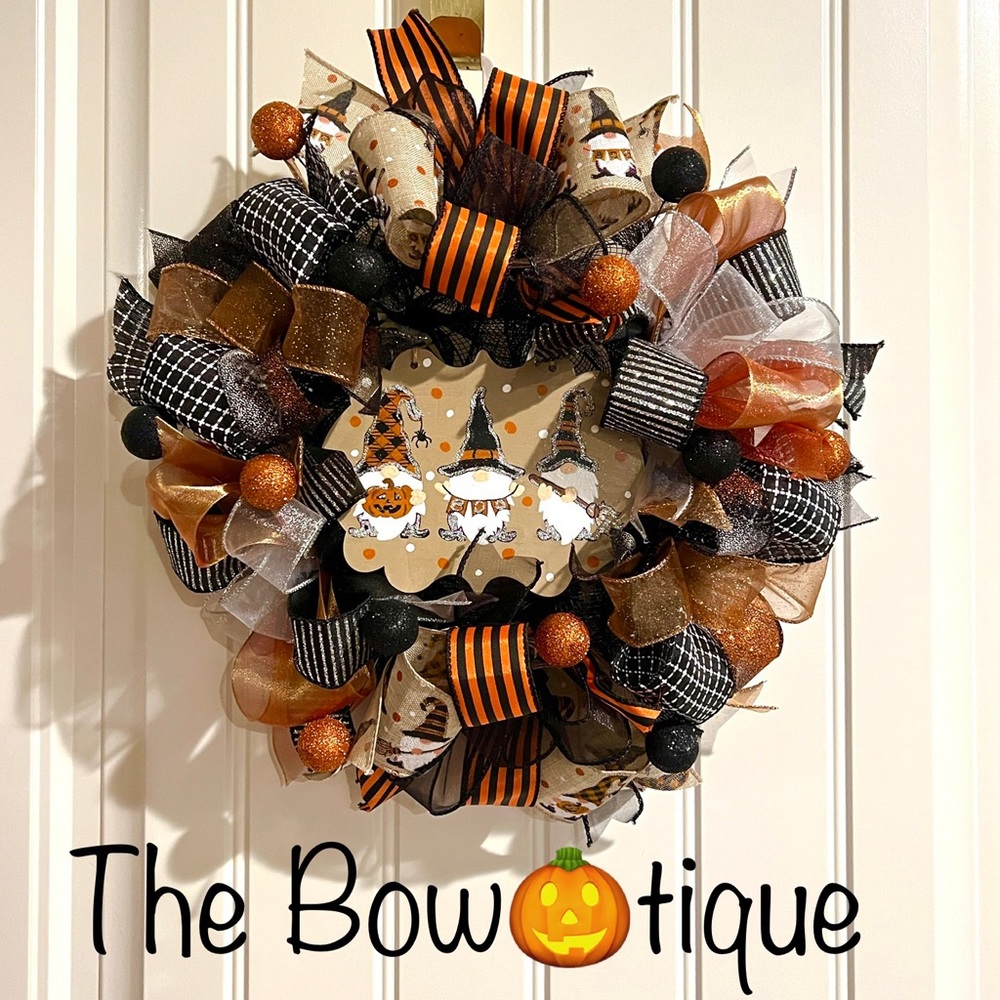 13 inch Halloween Ribbon Wreath Black & Linen Gnome MW11